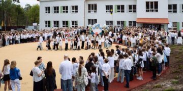 Три спортзали, велика їдальня та сучасні класи: у Брюховичах відкрили нову школу, – ФОТО