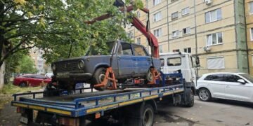 У Львові з вулиць забрали ще вісім покинутих авто: загалом евакуювали вже 127 машин