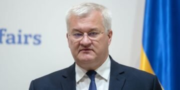 Люди голодують: Сибіга розповів, як в Олешках виживають на траві та бур’янах
