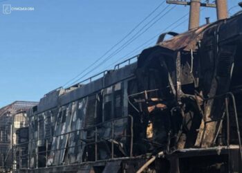 Росіяни двічі вдарили дронами по пасажирському потягу Київ – Суми: що врятувало людей