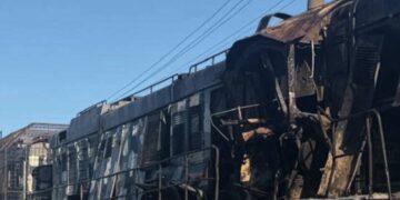 Росіяни двічі вдарили дронами по пасажирському потягу Київ – Суми: що врятувало людей