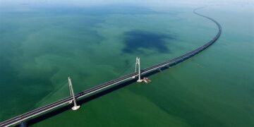 165 км за 8,5 млрд доларів: як виглядає найдовший міст світу, яким не їздять автомобілі