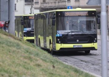 Поминальні дні: у Львові змінять графіки руху громадського транспорту