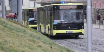 Поминальні дні: у Львові змінять графіки руху громадського транспорту
