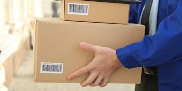 Зеленський підписав указ про податок на посилки: що очікує українців