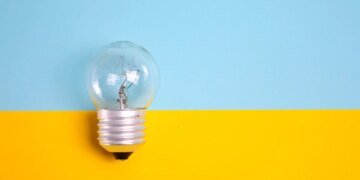 У низці областей України 14 жовтня будуть діяти графіки – як довго доведеться сидіти без світла