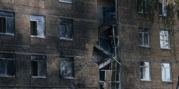Удар "шахеда" по школі в Києві – як виглядає навчальний заклад після атаки рф (фоторепортаж)