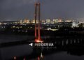 Ворог знову вдарив по Південному мосту в Києві, є влучання