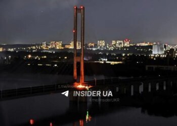 Ворог знову вдарив по Південному мосту в Києві, є влучання