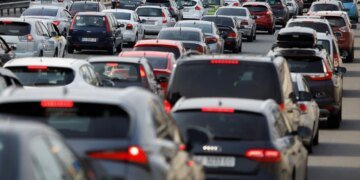 Київ зупинився у кілометрових заторах після перекриття мостів через нічні удари рф