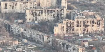 Пішки, на велосипедах і мопедах – Лубінець показав, як десятки людей намагаються виїхати з Олешок