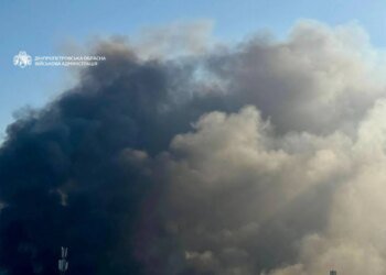 Ворог атакував середмістя Дніпра: у соцмережах повідомляють про приліт по будівлі "Укртелекому"