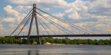 У Києві відновили пошкоджену російською атакою ділянку Північного мосту