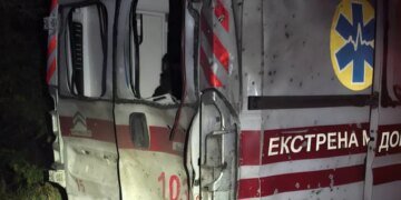 На Сумщині російський дрон влучив у "швидку", поранено двох медиків