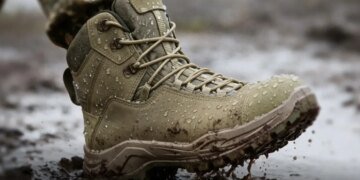 До 44 годин у воді, а також тест на прокол – яку перевірку на міцність проходять черевики для ЗСУ