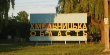 На Хмельниччині уламки спричинили пожежу на АЗС, є поранені