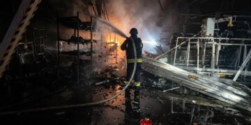 Місяць ударів може залишити три мегаполіси України без світла, води й тепла: NYT розкрило плани росії