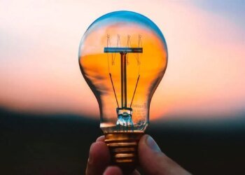 Лінії електропередач пошкоджені уламками збитого безпілотника – що відомо про перебої зі світлом та водою у Луцьку