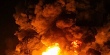 У Шепетівському районі на Хмельниччині росіяни атакували нафтобазу – спалахнула серйозна пожежа