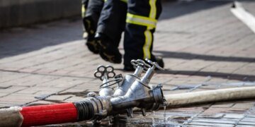 Троє зниклих на Київщині після удару рф з балістикою, є постраждалі