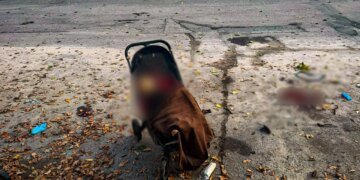Окупанти вдарили дроном по парку на Харківщині – загинули дві жінки та немовля у візочку