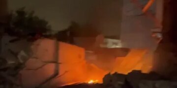 Зеленський повідомив, що росіяни вдарили балістикою по одному з університетів та житлових кварталах Києва