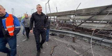 Південний міст у Києві перекритий: назвали маршрути об'їзду