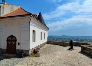 Осіння подорож Закарпаттям: замки, гори, ліси та затишний відпочинок