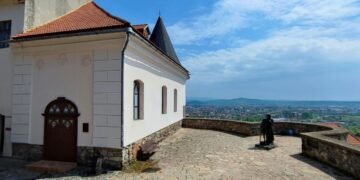 Осіння подорож Закарпаттям: замки, гори, ліси та затишний відпочинок