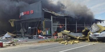 РФ вдарила реактивним дроном по супермаркету біля Одеси: фото наслідків