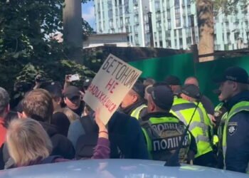 У Києві затримали двох учасників протесту на Теремках: ще троє не виходять на зв’язок