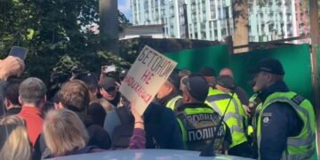 У Києві затримали двох учасників протесту на Теремках: ще троє не виходять на зв’язок