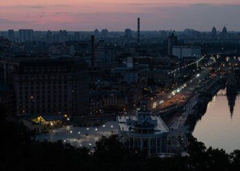 Київ під атакою реактивних дронів: у місті перебої зі світлом та водою (відео)
