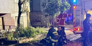 Дніпро знову під ударом РФ: “Шахед” влучив у дев”ятиповерхівку з людьми, є поранені (фото)