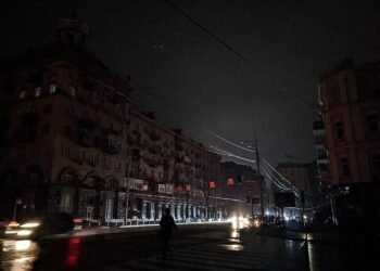 Енергетики показали нові графіки відключення світла: де не буде електрики по 8 годин