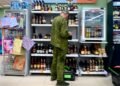 Рятують від дронів: у РФ алкомаркети зменшують запаси на тлі атак ЗСУ