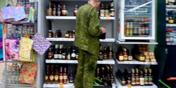 Рятують від дронів: у РФ алкомаркети зменшують запаси на тлі атак ЗСУ