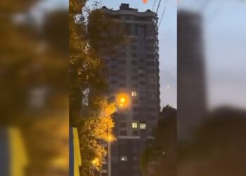 В Україні почались перші відключення світла: на скільки та коли вимикають електрику (інфографіка)