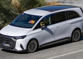 Mercedes-Benz VLE здивував новинкою: мінівен вперше помітили у версії плагін-гібрида