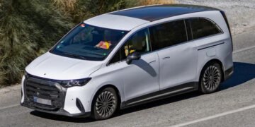 Mercedes-Benz VLE здивував новинкою: мінівен вперше помітили у версії плагін-гібрида