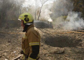 Поруч з Північним мостом: у Києві балістика РФ влучила по човновій станцій на Оболоні (відео)