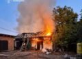 На Львівщині пожежа охопила дах господарської будівлі: вдалося врятувати свійських тварин і гараж, – ФОТО