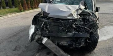 Біля Львова зіткнулися вантажівка та позашляховик: водія кросовера госпіталізували, – ФОТО