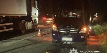Поблизу Городка мікроавтобус наїхав на пішохода: поліція розслідує ДТП