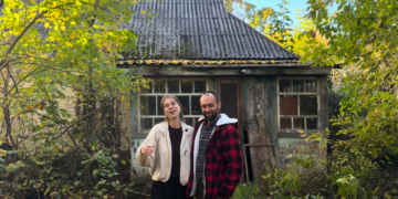 Українці купили хату в селі, на яку всі махнули рукою: там на них чекав сюрприз (фото)