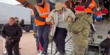 Останній літак з евакуйованими з Олешок прилетів до Гомеля: що буде далі з людьми
