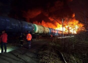 Перевозили пальне: у Свердловській області РФ зійшов з рейок вантажний потяг, палають цистерни (відео)