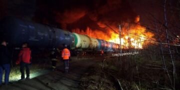 Перевозили пальне: у Свердловській області РФ зійшов з рейок вантажний потяг, палають цистерни (відео)