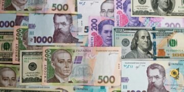 Офіційний курс гривні на понеділок послабився до нового історичного мінімуму 45,2021 грн/$1