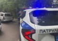 “Ви ніхто”: під Києвом чоловік із лопатою напав на поліцейських